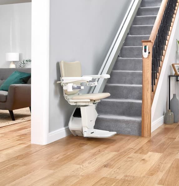 Gerader Treppenlift an einer Innentreppe in Thüringen – HeldenLift